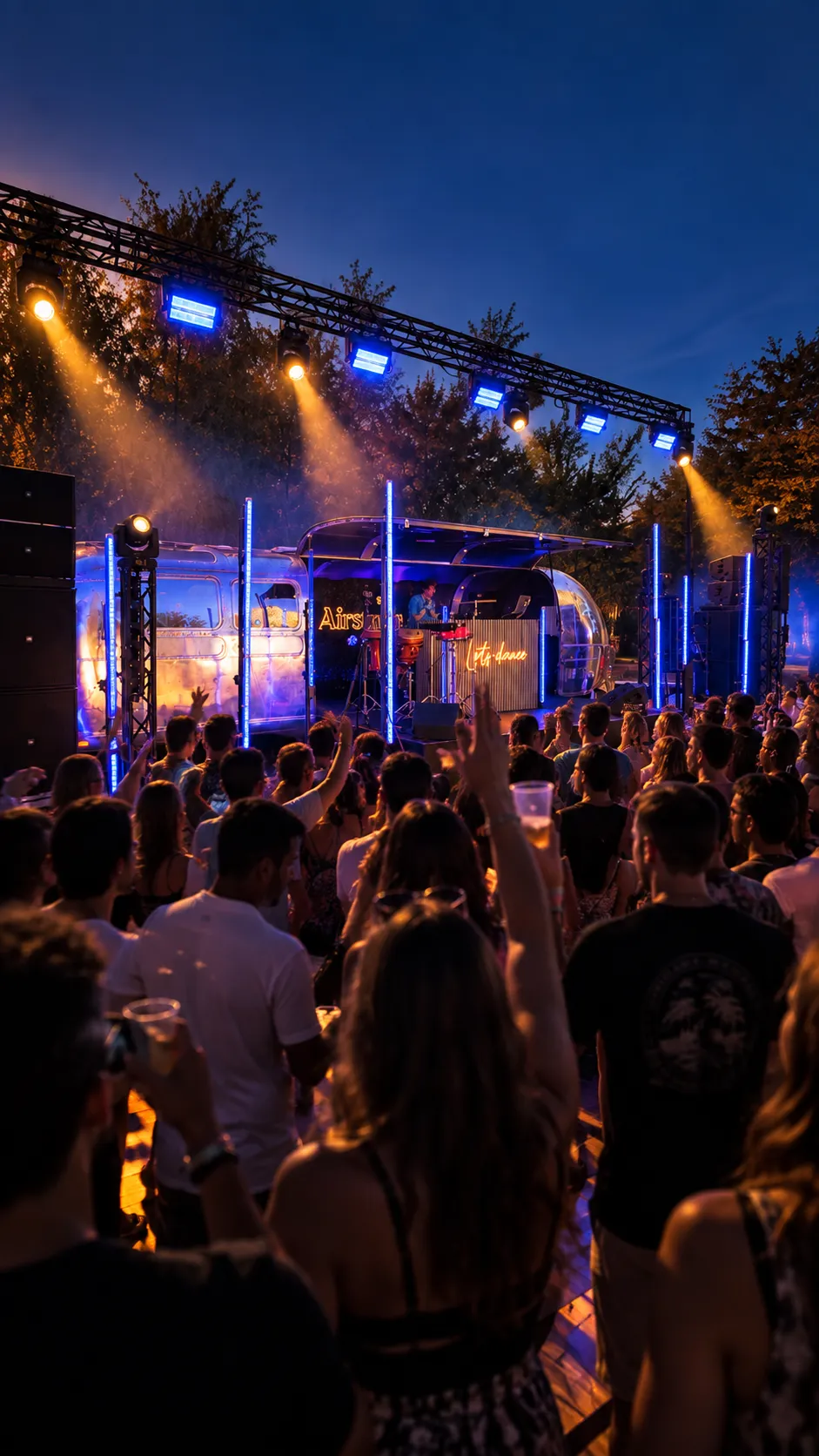 La caravane VIBRIA illuminée la nuit devant le public