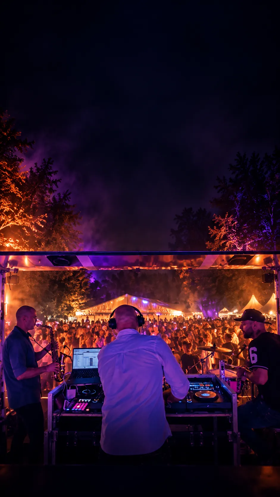 DJ, percussionniste et saxophoniste sur la scène VIBRIA face à la foule