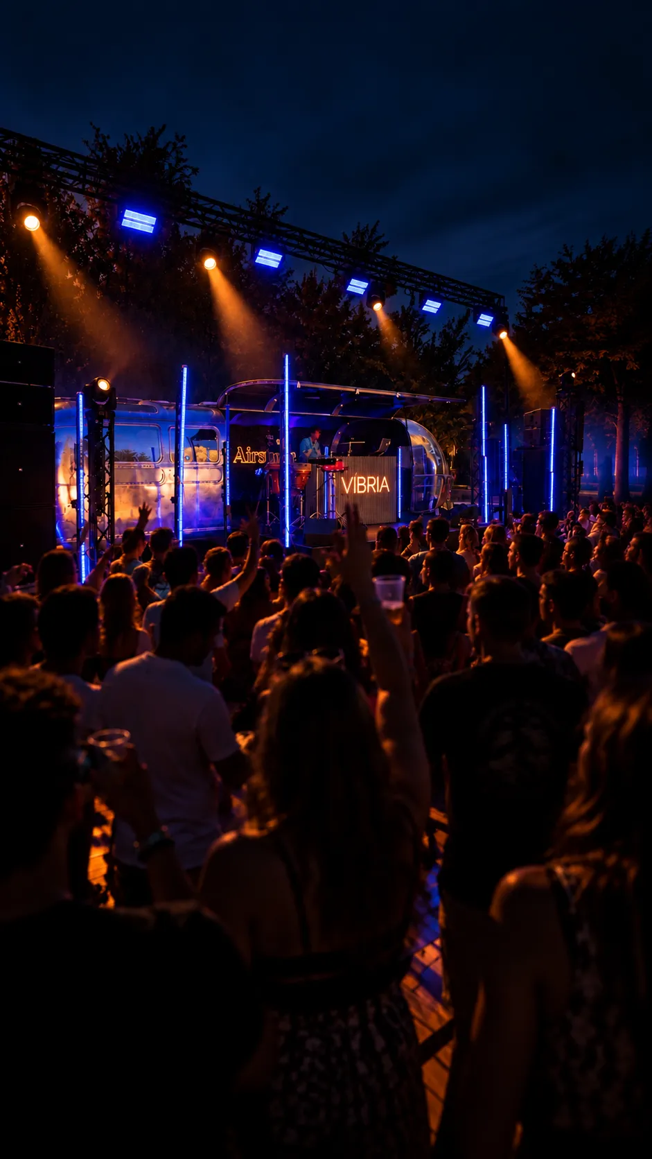 La scène VIBRIA : la caravane Airstream éclairée, entourée de tubes LED, face au public